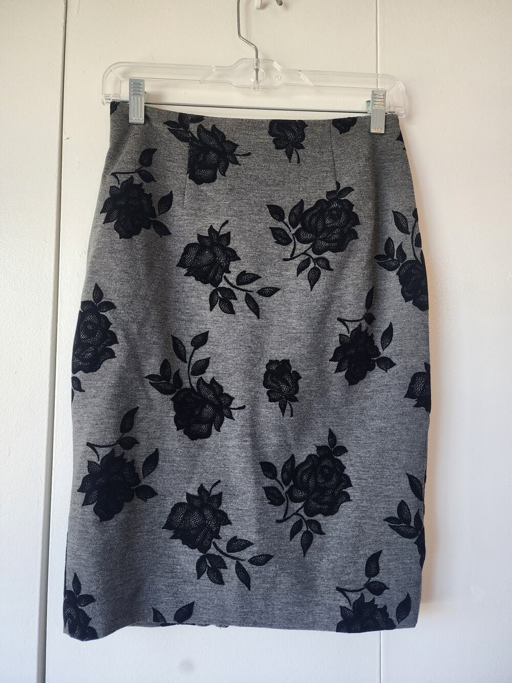 White House Black Market Rose Print Skirt – Size 0